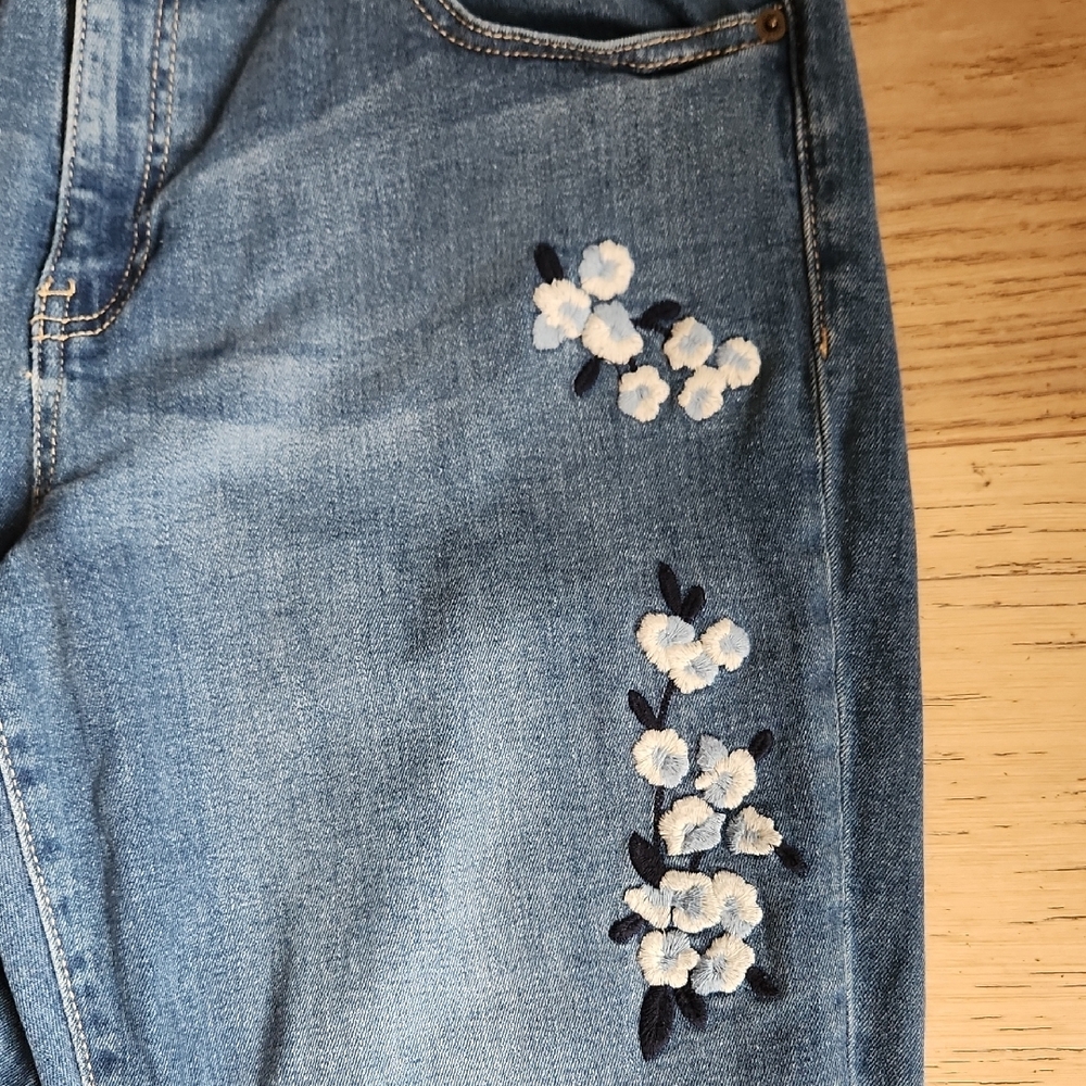 Gap Girlfriend Denim Jeans with Embroidered Flowers - Picture 2 of 10